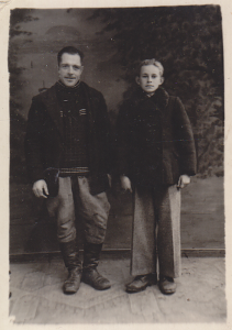 Kazys Saja su dėde Adomu Norvaiša. Apie 1945–1946 m. Telšiuose. Maironio lietuvių literatūros muziejaus nuosavybė