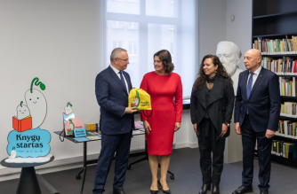 Užsienio reikalų viceministras Egidijus Meilūnas, projekto „Knygų startas“ globėja Diana Nausėdienė, kultūros viceministrė Daina Urbanavičienė, Nacionalinės bibliotekos generalinis direktorius prof. dr. Renaldas Gudauskas. Nuotr. Vygaudo Juozaičio