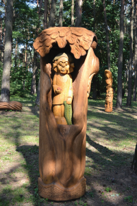 Pušyne šalia namų – medinės skulptūros A. Matučio poezijos motyvais. 2013 m. Džiuljetos Maskuliūnienės nuotr.