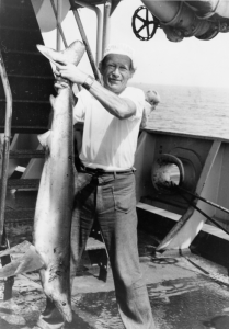 A. Matutis, pagavęs ryklį. 1976 m. Anzelmo Matučio memorialinio muziejaus nuotr.