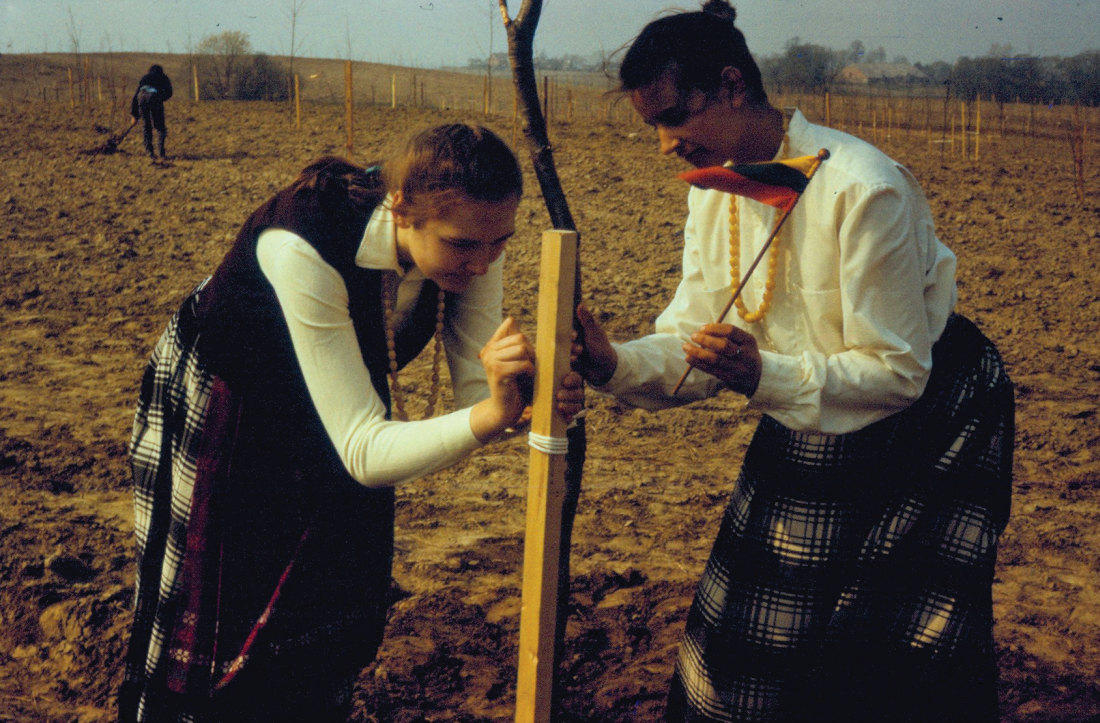 Su bendraklase Sigita, išvyka į Lietuvos tautinio atgimimo ąžuolyno sodinimą Ožkabaliuose (Vilkaviškio r.). 1988 m. Tėčio Eugenijaus Dumčiaus nuotr.
