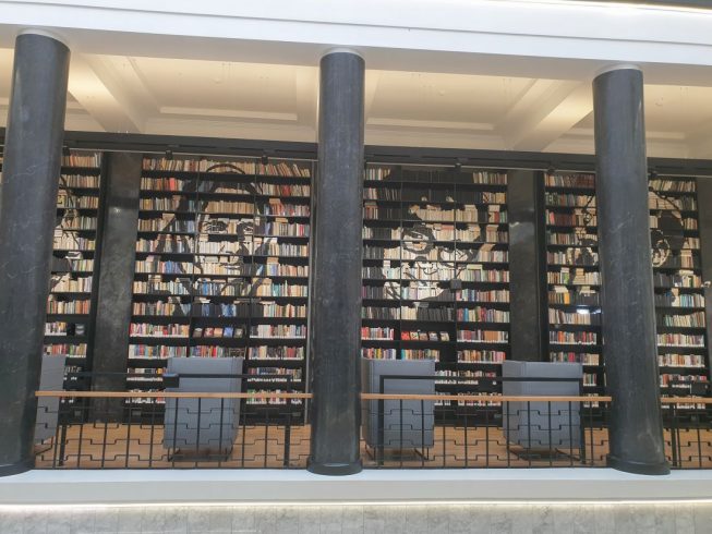 Jolitos Vaitkutės instaliacija „Pabudę iš knygų“ Lietuvos nacionalinėje Martyno Mažvydo bibliotekoje. 2023 m. Romos Kišūnaitės nuotr.
