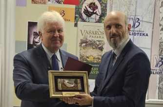 Selemonas Paltanavičius ir komisijos pirmininkas Darius Aštrauskas. Šakių rajono savivaldybės viešosios bibliotekos Vaikų literatūros skyriaus vedėjos Ingos Matulevičiūtės-Rutkauskienės nuotr.
