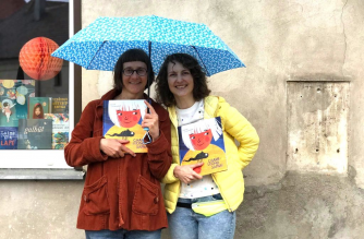 Rašytojos Jurgos Vilės (kairėje) ir iliustruotojos Linos Sasnauskaitės (dešinėje) knyga „I sogni di un camaleonte“ („Chameleono sapnai“) Italijoje pretenduoja gauti Inge Feltrinelli apdovanojimą / Nuotr. šaltinis: www.itlietuviai.it
