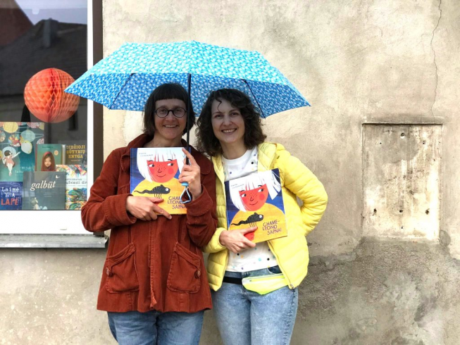 Rašytojos Jurgos Vilės (kairėje) ir iliustruotojos Linos Sasnauskaitės (dešinėje) knyga „I sogni di un camaleonte“ („Chameleono sapnai“) Italijoje pretenduoja gauti Inge Feltrinelli apdovanojimą / Nuotr. šaltinis: www.itlietuviai.it