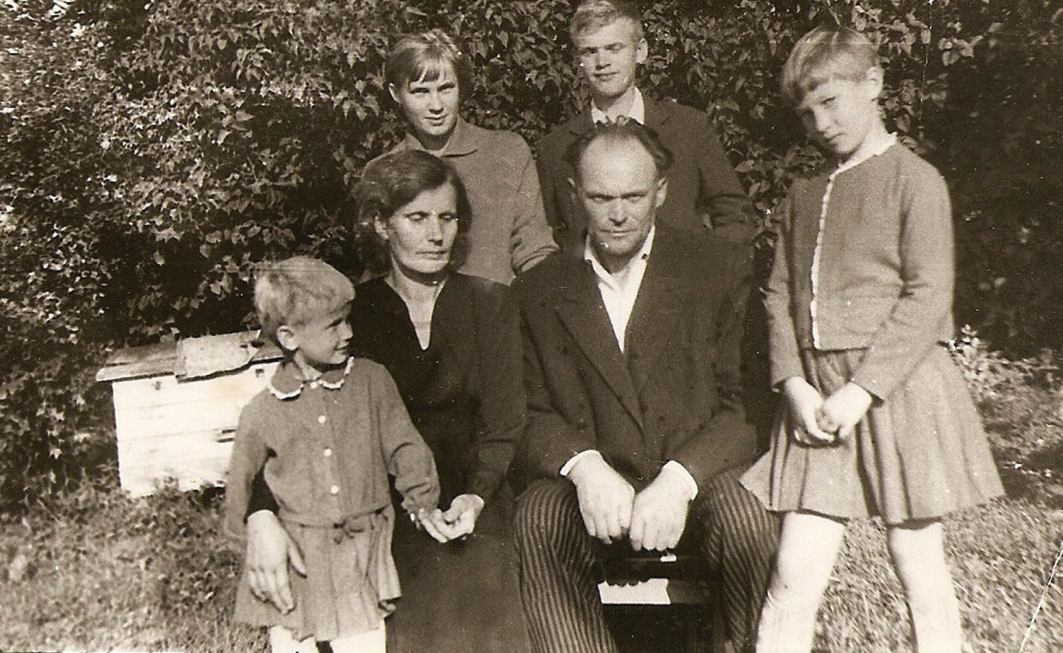 Su tėvais, seserimis Viktorija, Elena ir broliu Jonu apie 1972 m.
