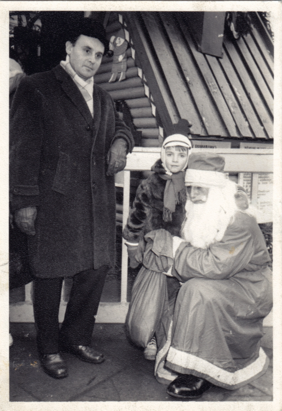 Vincas Auryla su sūnumi Sigitu naujametinių švenčių laikotarpiu. Apie 1970–1971 m. Nežinomas fotografas. Nuotrauka ir atvirukai iš LNB archyvų