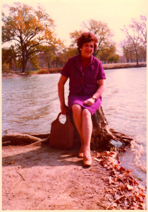Birutė Pūkelevičiūtė Marquette parke. Čikaga. 1976 m. Nežinomas fotografas. Maironio lietuvių literatūros muziejaus nuotr.