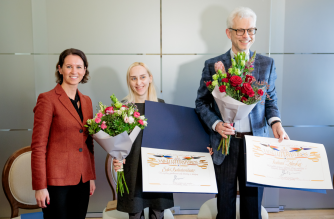 Viceministrė Agnė Kudarauskienė, premijos laureatai Eglė Baliutavičiūtė ir Justinas Žilinskas. Nuotr. šaltinis smsm.lrv.lt/lt