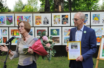 Nijolę Laurinkienę pasveikino Varėnos rajono savivaldybės meras Algis Kašėta. Varėnos viešosios bibliotekos nuotr.