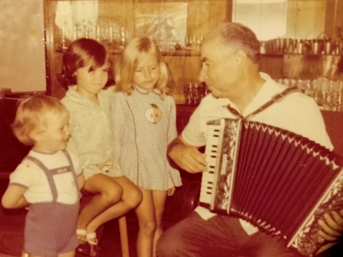 Senelis groja susižavėjusiems anūkams. 1978 m. Senelis groja susižavėjusiems anūkams. 1978 m.