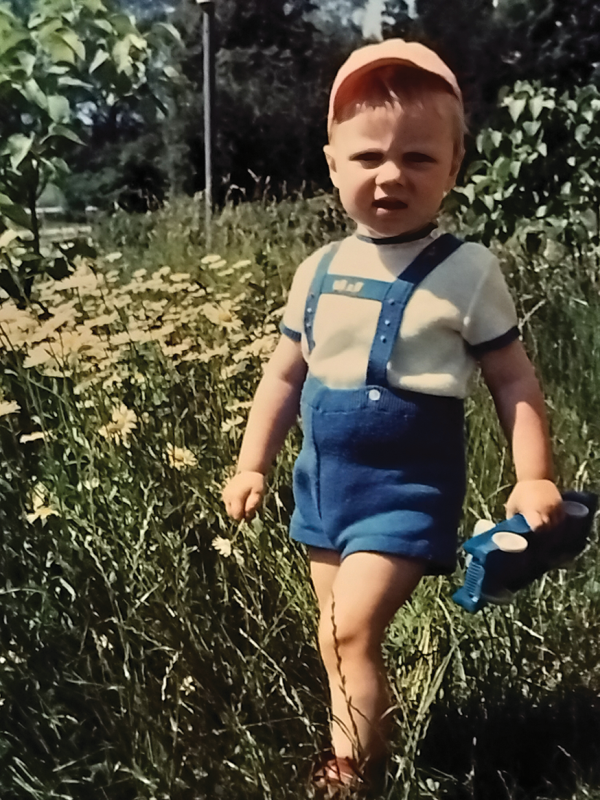 Tarp žiedų su mašinyte. 1978 m. Tarp žiedų su mašinyte. 1978 m.