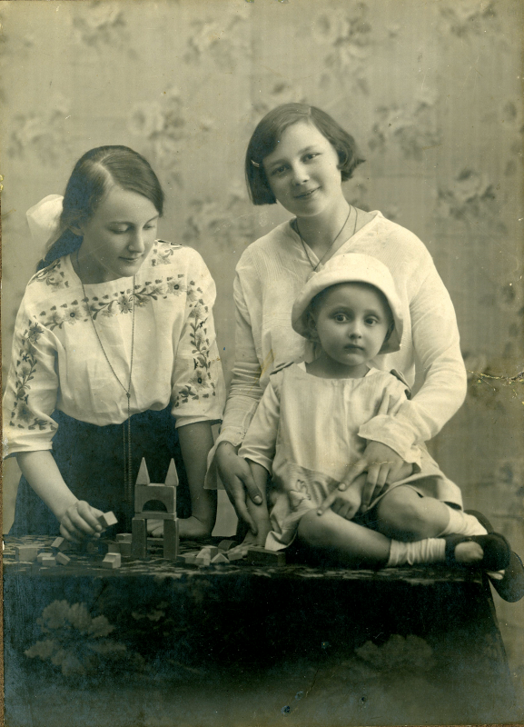 Trijų mergaičių su žaislais portretas. XX a. pr. Trijų mergaičių su žaislais portretas. XX a. pr.