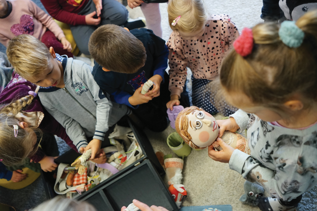 Edukacijos metu vaikai susipažįsta su Astos Liaudanskienės lėlėmis. Ievos Frišmantės nuotr. 2025 m. Edukacijos metu vaikai susipažįsta su Astos Liaudanskienės lėlėmis. Ievos Frišmantės nuotr. 2025 m.
